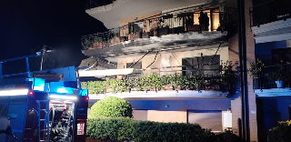 Balcone a fuoco, 12 appartamenti di una palazzina evacuati nella notte